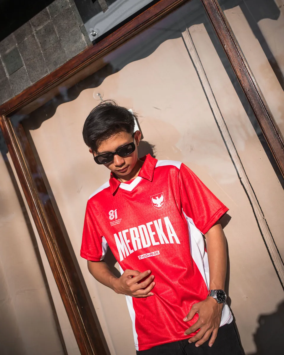 Jersey merah Merdeka dengan nomor punggung 81