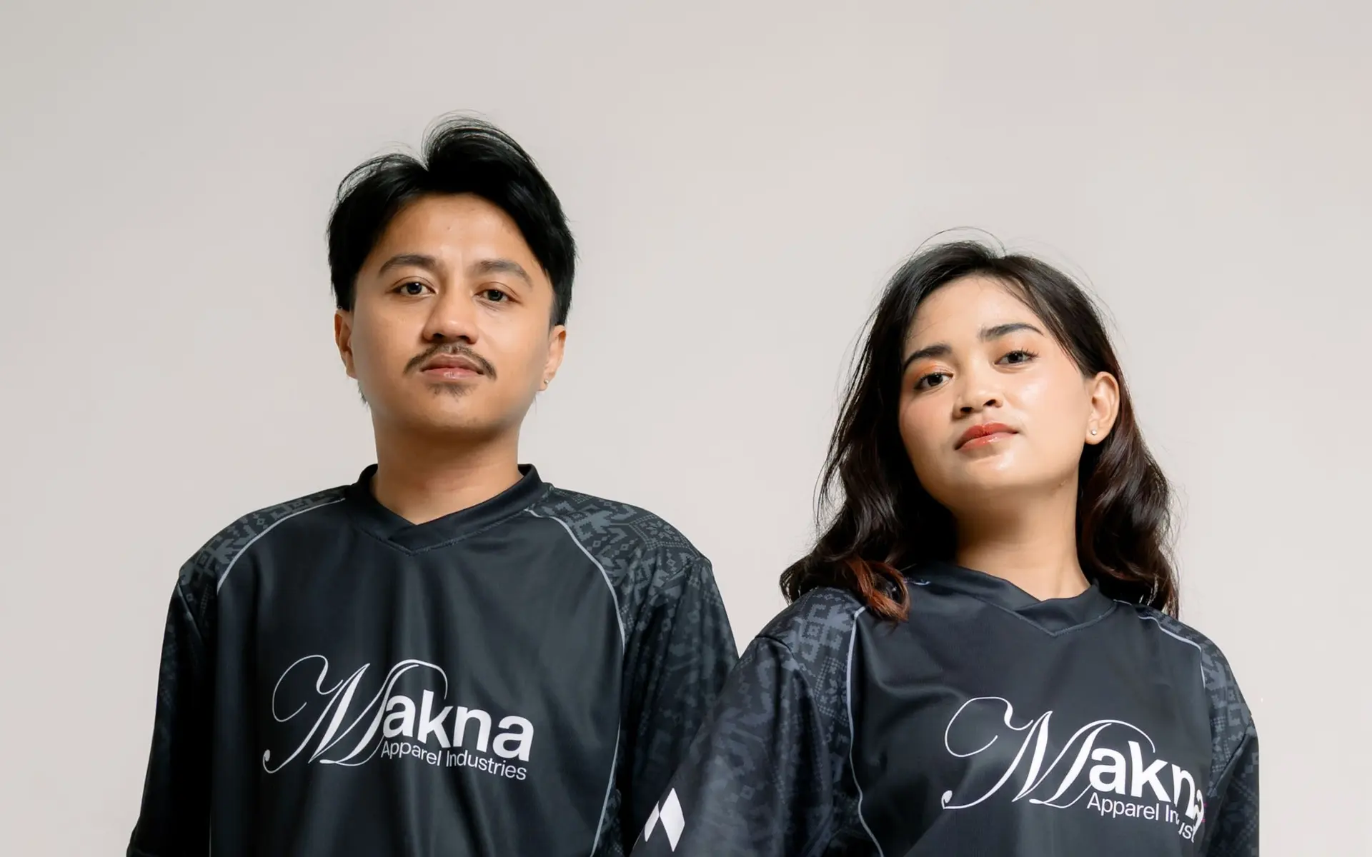 Dua model memakai jersey hitam MAKNA Apparel Industries