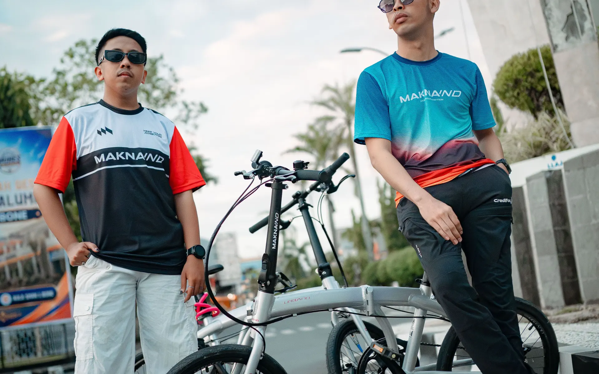 Dua pesepeda memakai jersey gowes MAKNAIND